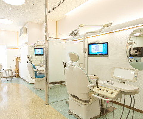 専用のケアスペースに、歯科衛生士専用のユニットチェアーを6台設置。